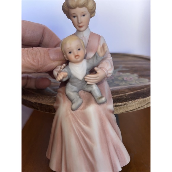1983‎ Enesco Treasured Memories A Family  Thanksgiving Day Mom Holding Baby - Picture 2 of 8